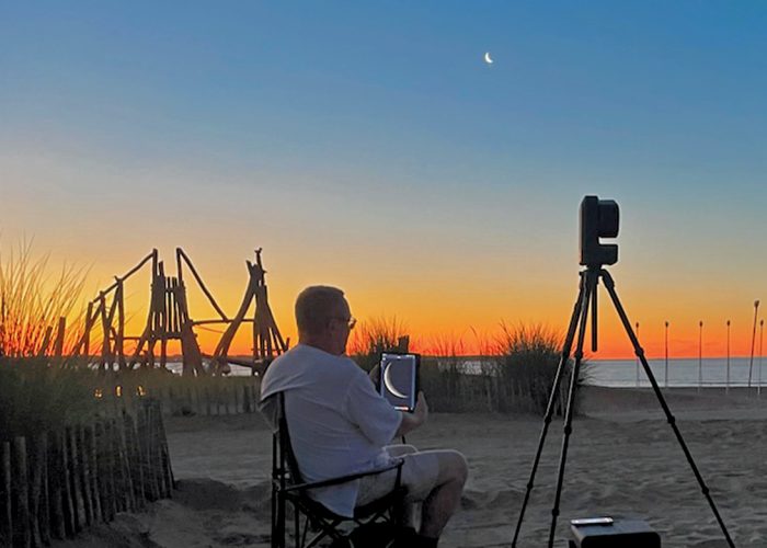 Animation astronomie en Loire-Atlantique sur la plage au coucher du soleil avec télescope et observation de la Lune